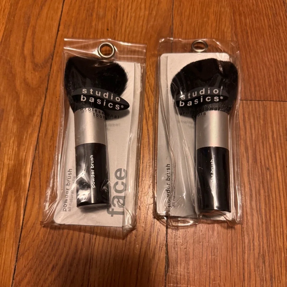 $3 BUNDLE ITEM NWT Studio Basics Face Powder Brush All Natural Bristles